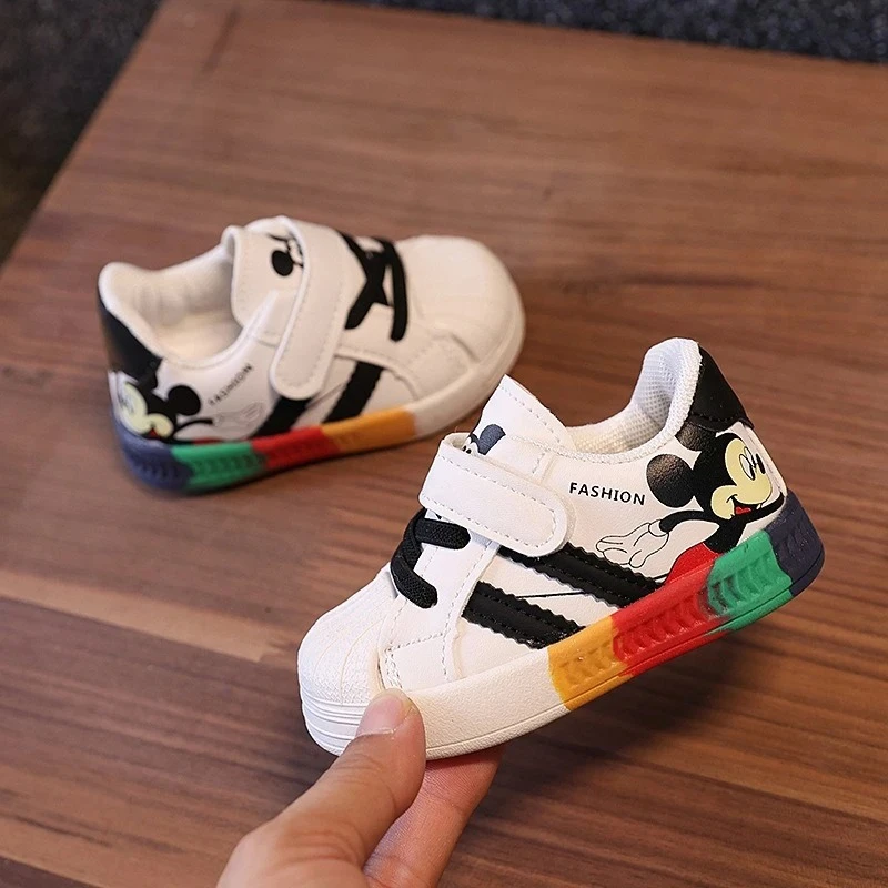 Buty sportowe dla niemowląt 2025, rozmiar 1-3 lata, unisex, oddychające, z miękką podeszwą antypoślizgową, białe, pierwsze buty do chodzenia dla maluchów.