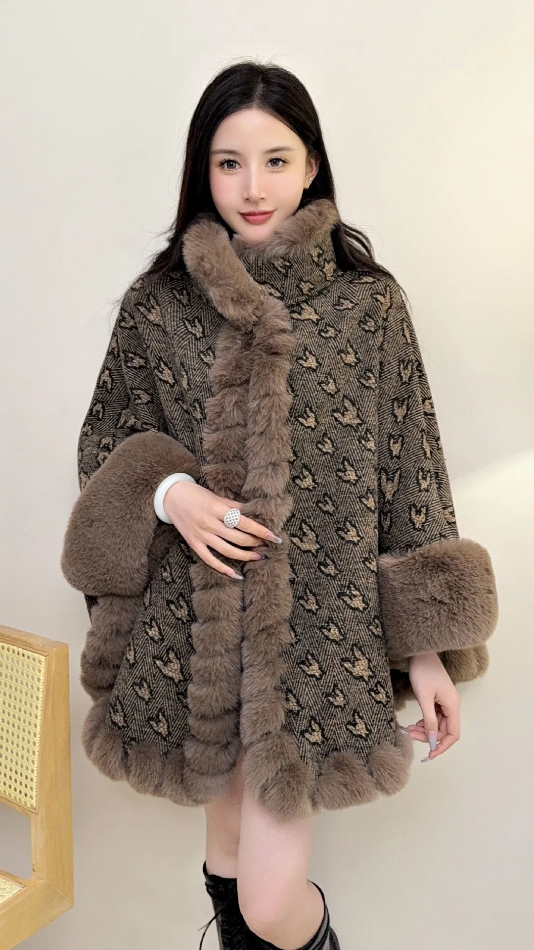 

Women's Elegant Casual Trendy Simple Basic Daily Loose Faux Fur Capes Winter New Fashion Female Thicken Clothes Coats Capes Tops