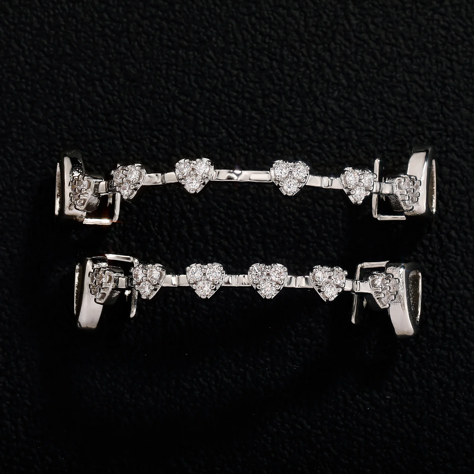 

JINAO 2025 Hip Hop Full Iced Out 8 Teeth Heart Love Set Grillz Men Women Top&Bottom Grill Punk Rapper Halloween FLame Cosplay