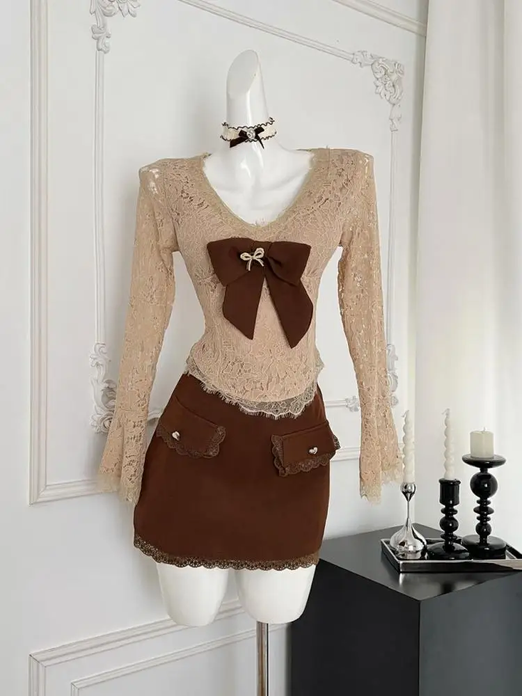 

Осень-зима Винтажный модный комплект из двух предметов Женский коричневый кружевной топ с v-образным вырезом и длинными рукавами с бантом и высокой талией А-силуэта Половина короткая юбка