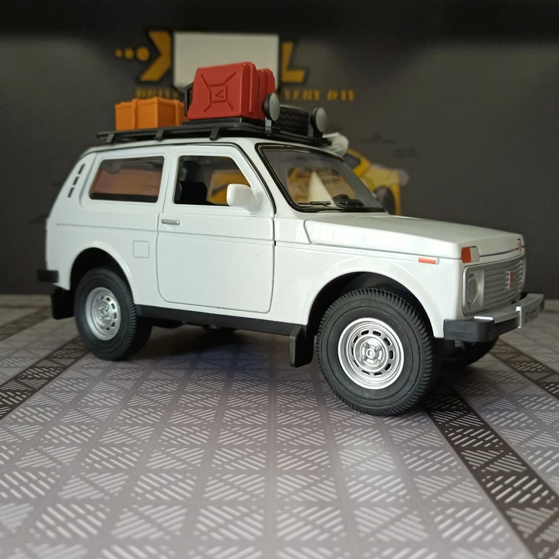 Modelo de coche de aleación de simulación 1:24, colección de adornos, puerta que puede abrir sonido y luz, vehículo todoterreno, regalo