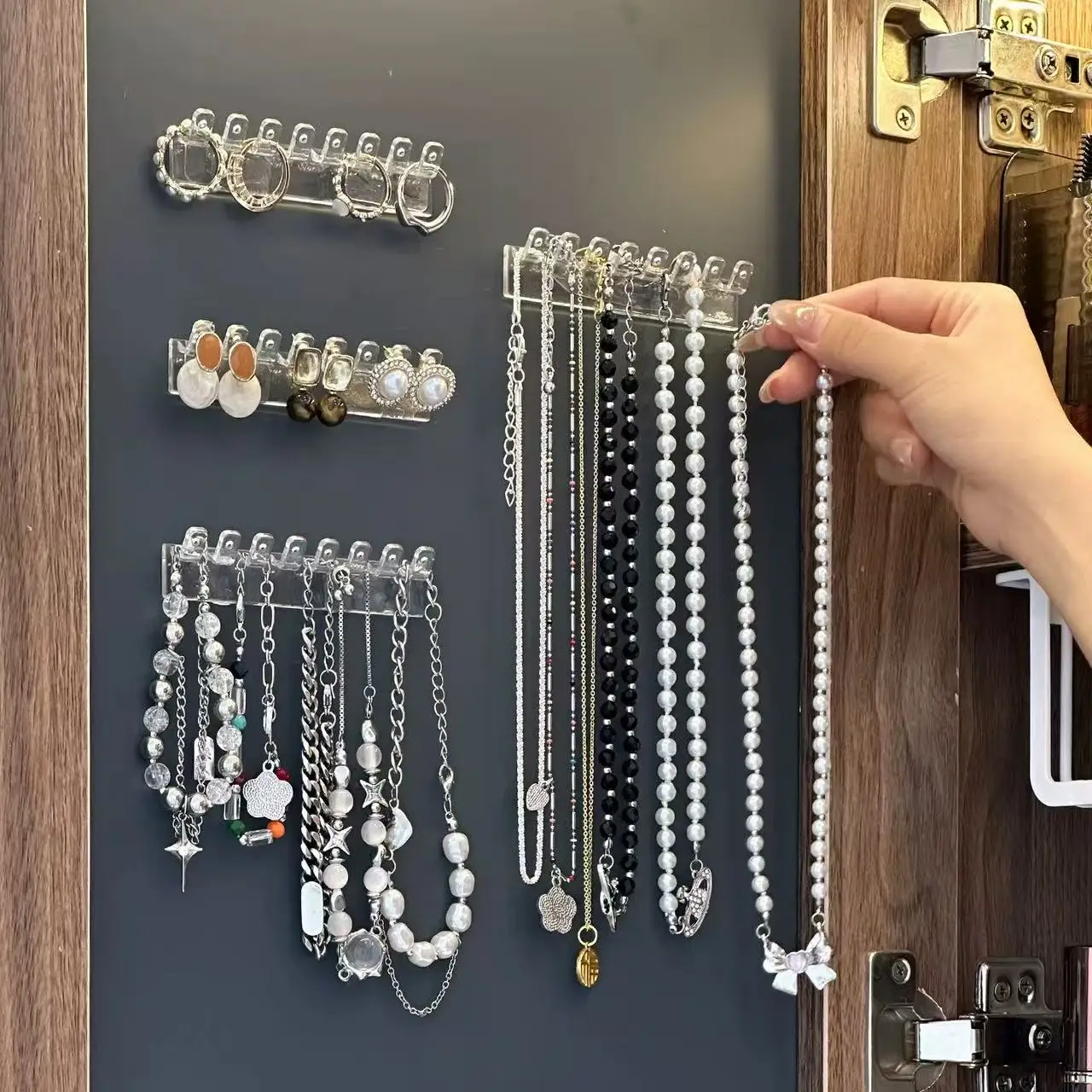 Estante de almacenamiento de collares detrás de la puerta del gabinete con espejo, estante de presentación de joyería antienredos, adecuado para hombres y mujeres, 3/6/12/18 Uds.