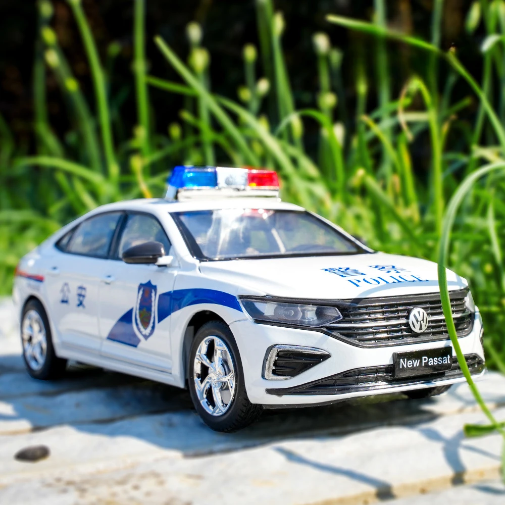 

1:24 Volkswagen Passat Police Car Alloy Car Diecasts & Toy Vehicles Car Model Sound and light Pull back Car Toys Childrens Gifts