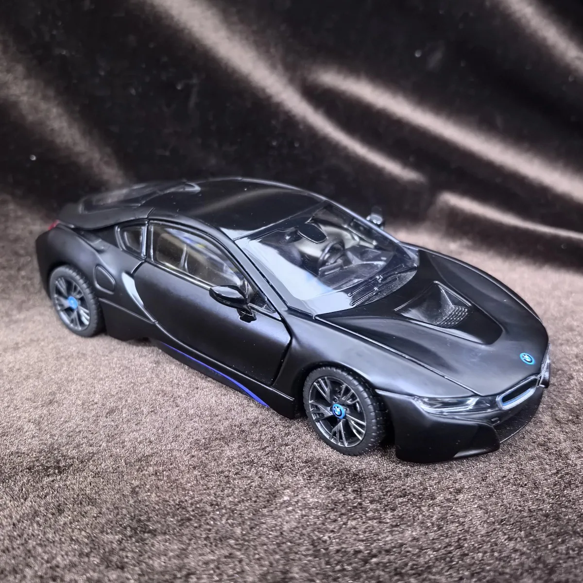 نموذج سيارة محدود Bburago بمقياس 1:24 BMW i8 SUV، لعبة هدية عيد الميلاد للأطفال على شكل سيارة فاخرة مصغرة
