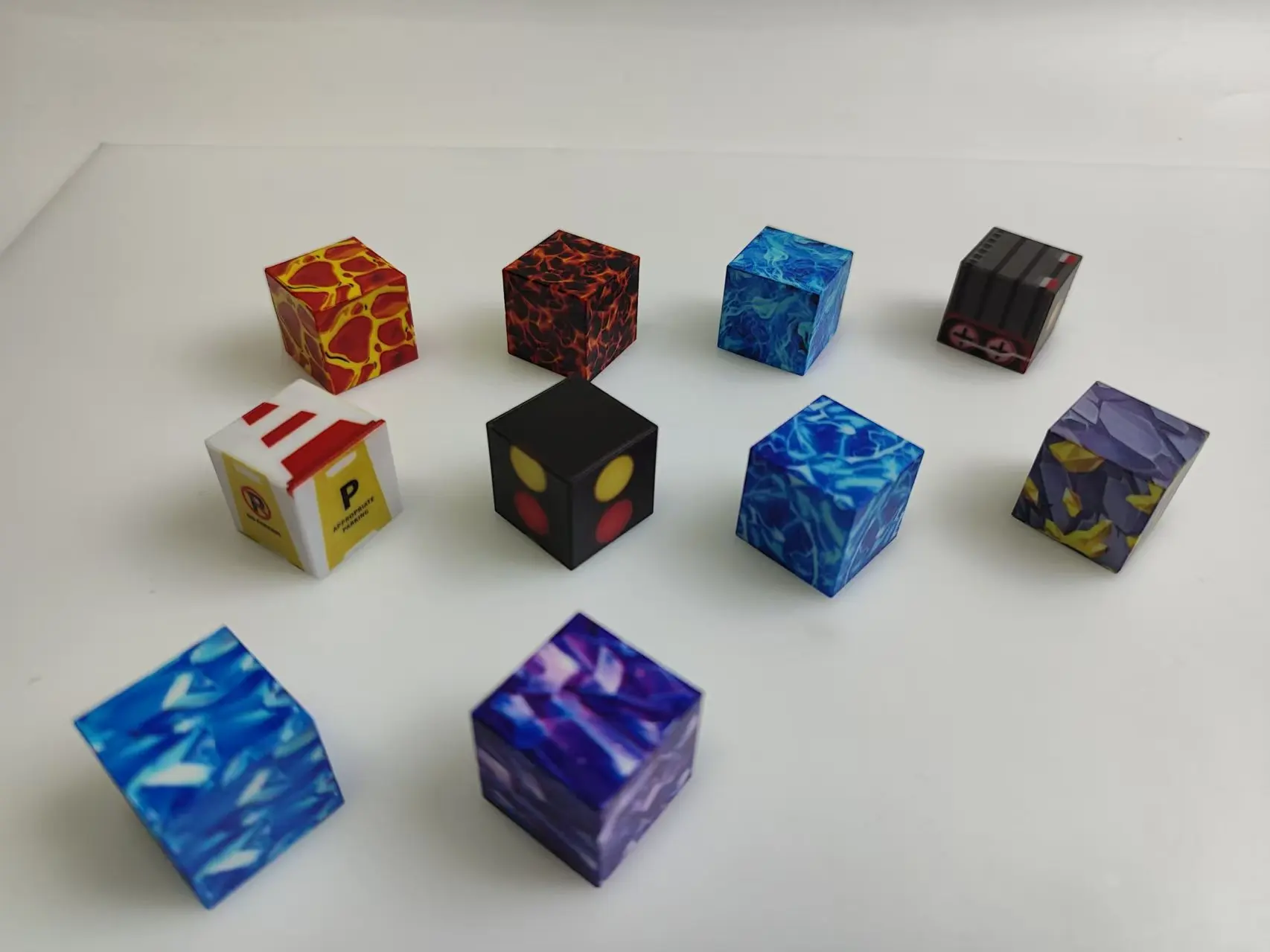 1 Stück zufälliger Satz mit 100 Stück kleinen mehrfarbigen Magnetbauspielzeugen. Dies sind hochlernde Lernspielzeuge, die die Konzentrationen verbessern