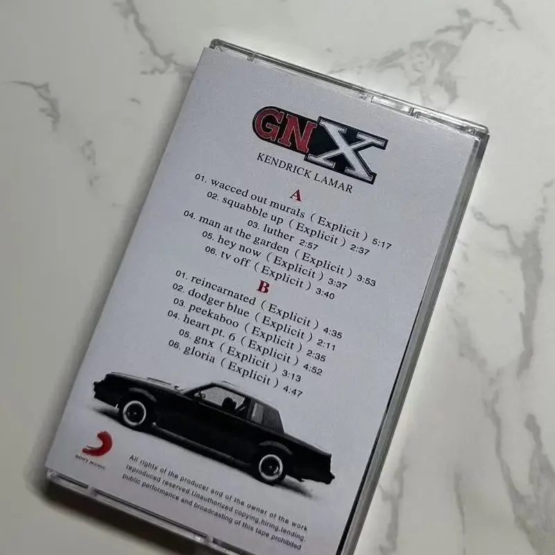 เทปคาสเซ็ตเพลง Greatest Hits ของเคนดริก ลามาร์ GNX สำหรับคอสเพลย์ เครื่องเล่นวอล์คแมน เครื่องบันทึกเสียงในรถยนต์ เพลงประกอบภาพยนตร์ งานปาร์ตี้