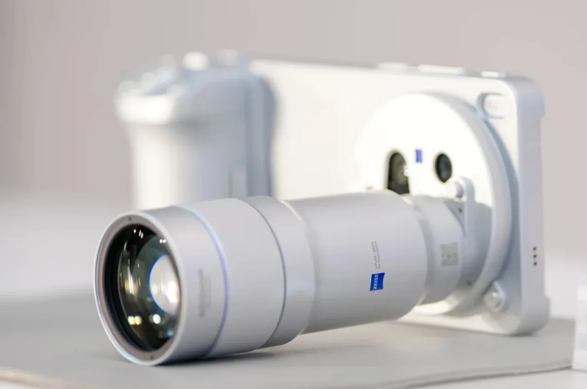 Vivo X300 Ultra Photographer Kit:Optional Zeiss G2 400mm/200mm Telephoto Lens Set，Professional Imaging Handle,in stock.