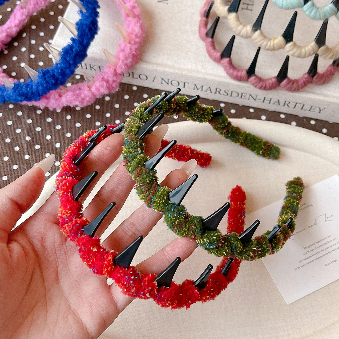 Herbst-Winter-Weihnachts-Kinder-Haarband mit Zähnen, Santa-Stil, bunter Plüschgarn-Haarreif, Mädchen-Weihnachtsfeier-Haaraccessoire – Detail 4