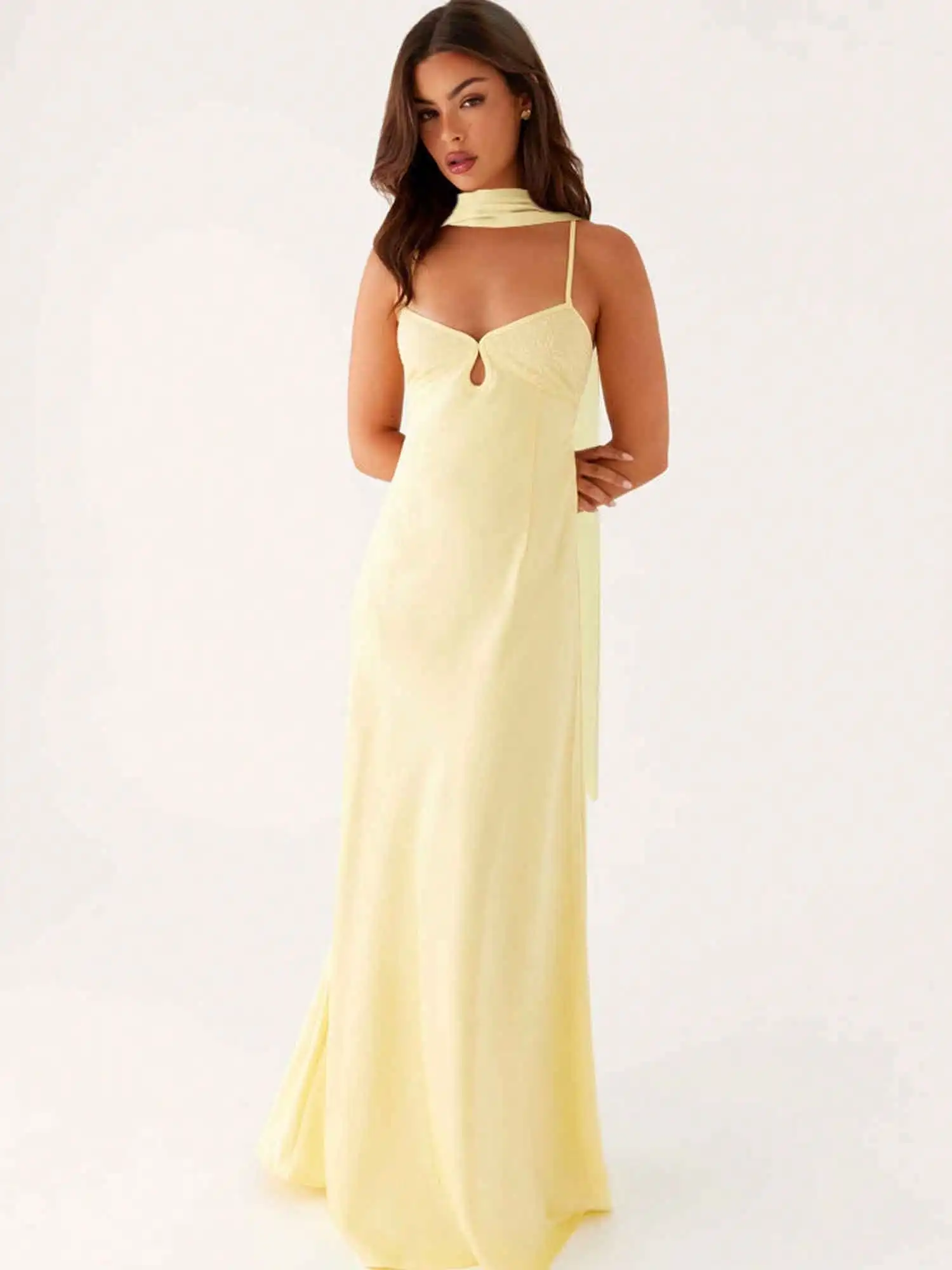 

Элегантное светло-желтое платье макси с вырезом-чокером и декоративным вырезом в форме ключицы