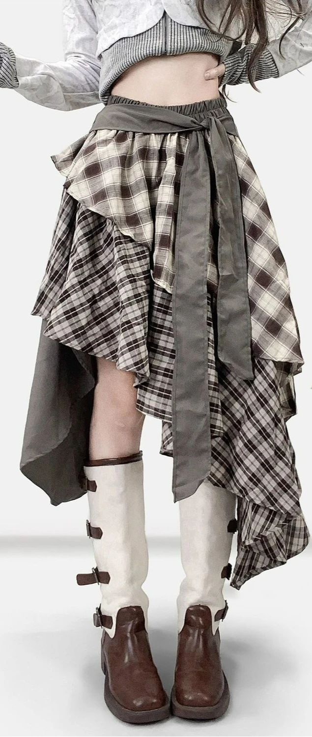 Gonna a trapezio a media lunghezza al ginocchio, a balze, con orlo a balze e patchwork a quadri marroni retrò