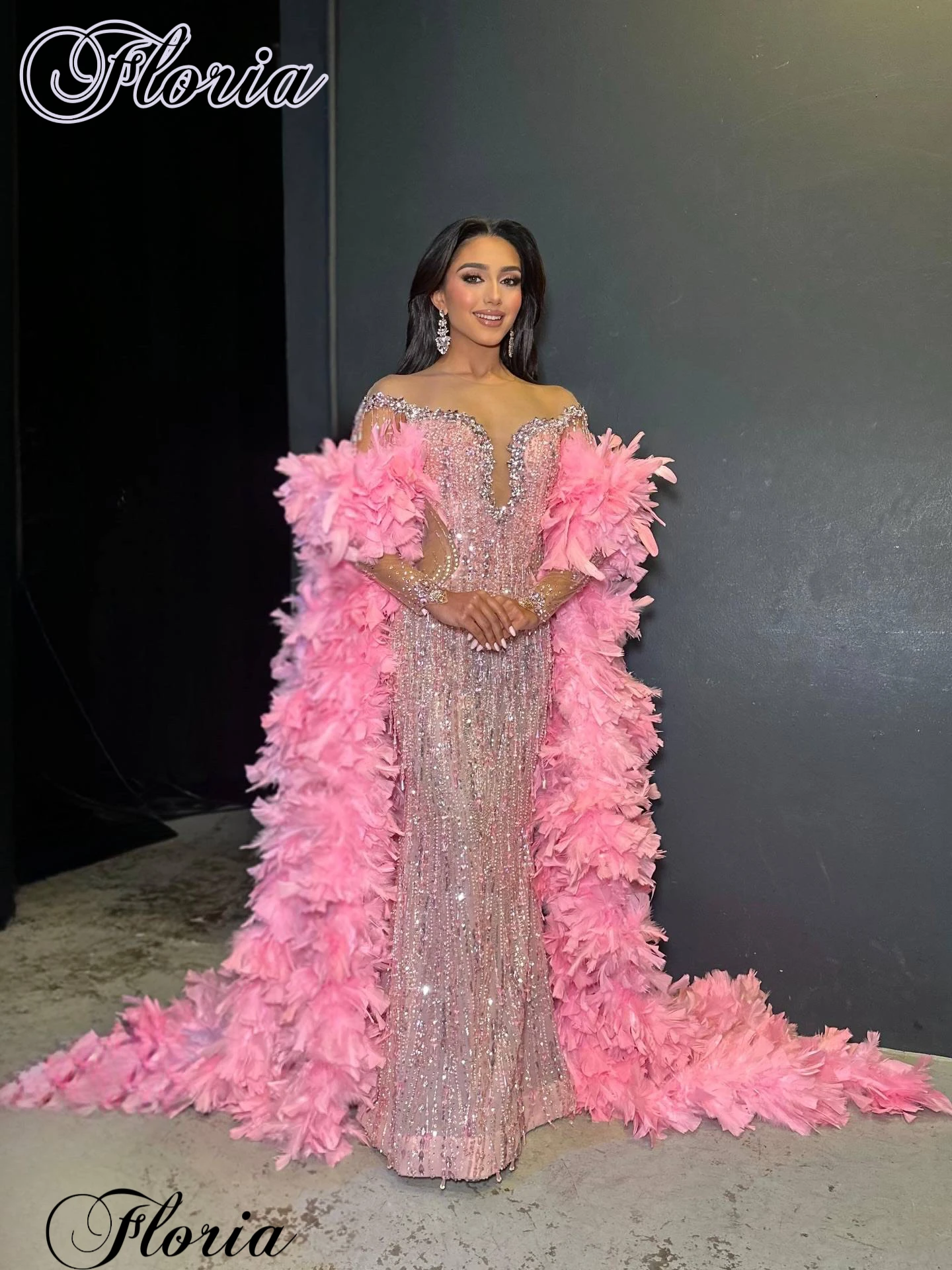 

Sparkly Crystals Prom Dresses With Feathers Cape Pink Sheer Neck Evening Gowns Celebrity Dresses Vestidos De Fiesta Customized