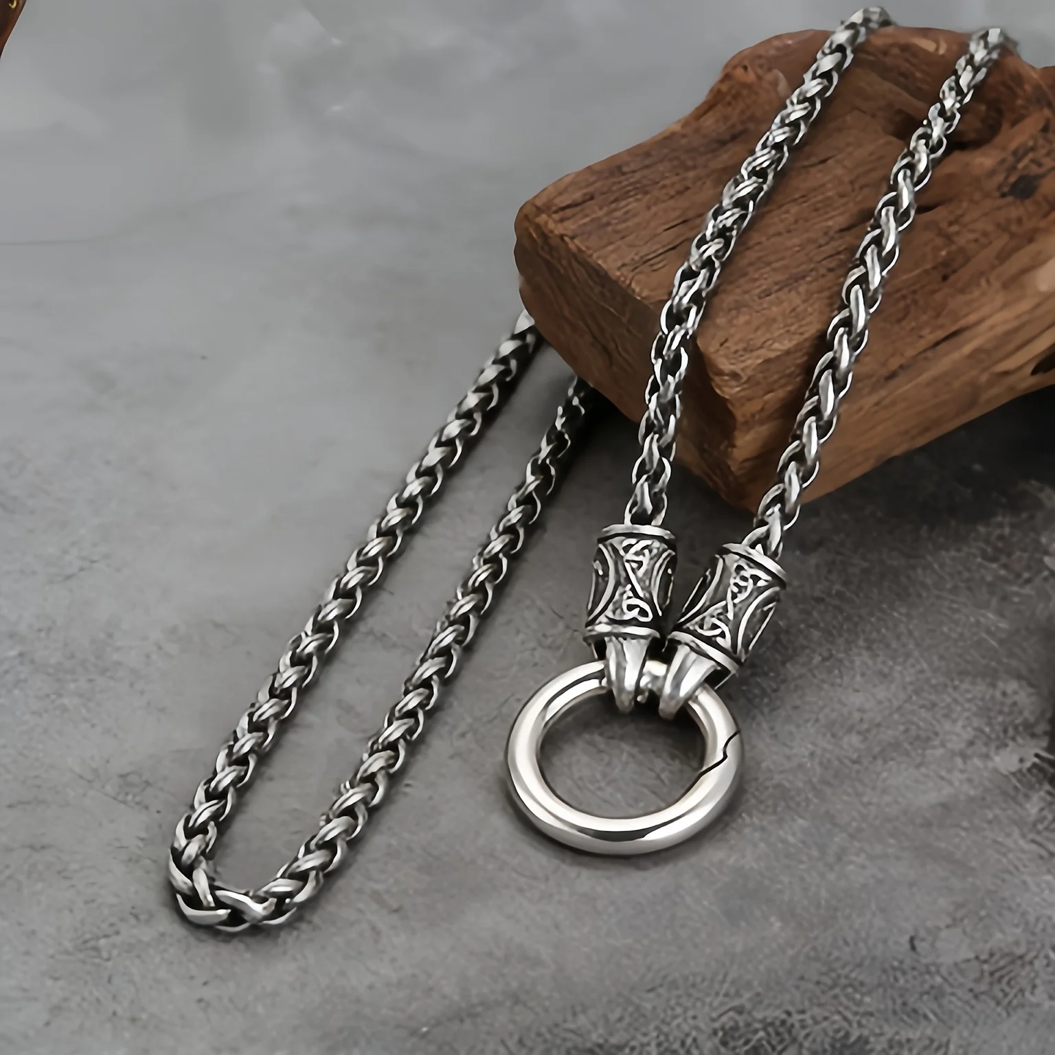 Stainless steel framework necklace; the latest fashion trend. Suitable for everyday wear and as a gift.
