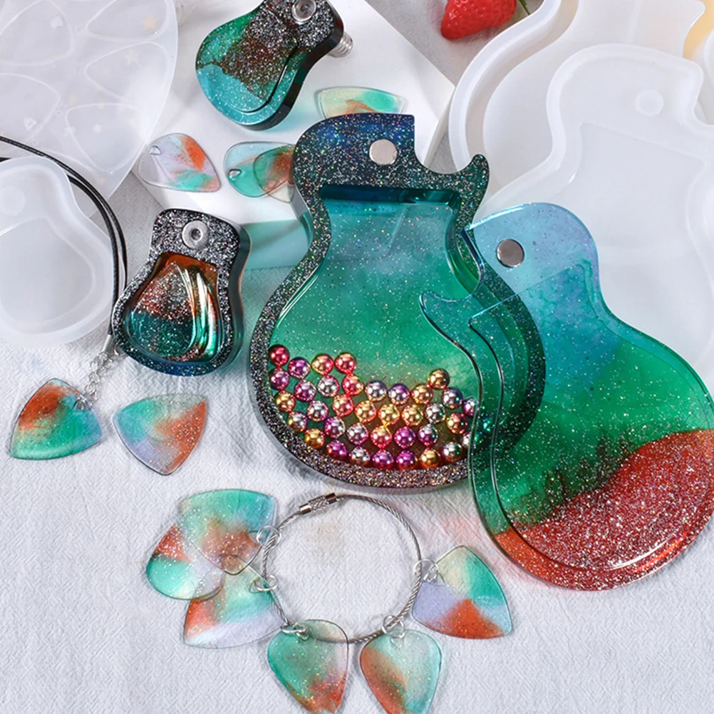 

1Pcs DIY Casting Mold Guitar Plectrum Shape Triangle Epoxy Mold for Keychain Pendant Making Washable Reusable Silicone Material