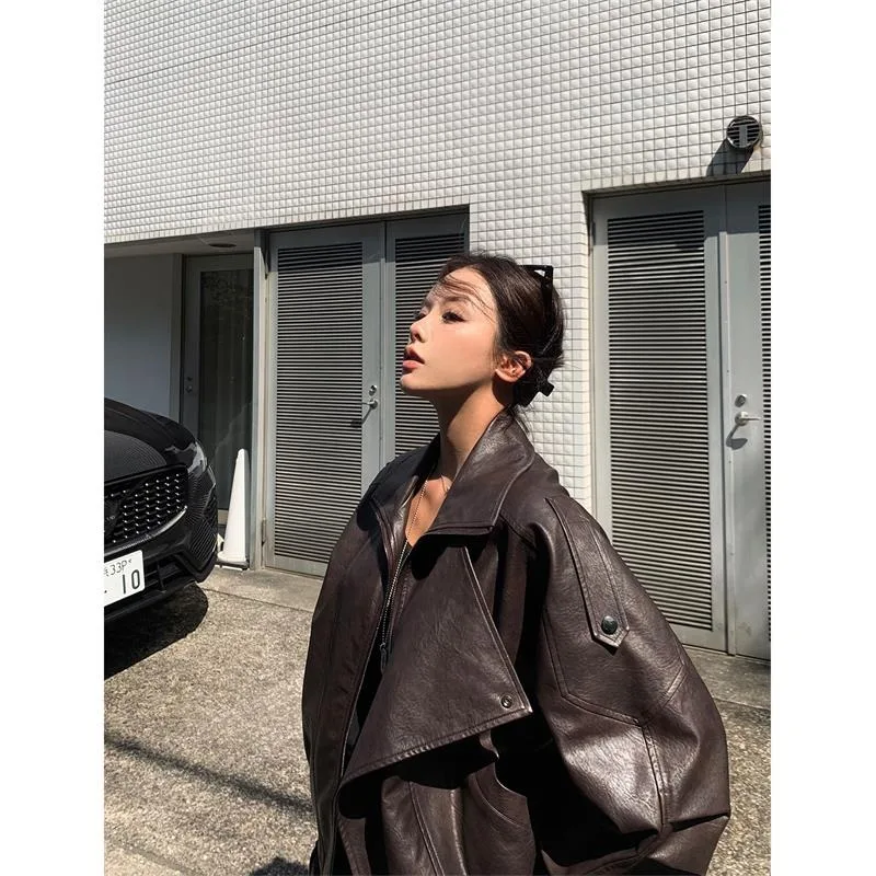 

Винтажное коричневое кожаное пальто больших размеров для женщин, осенне-зимнее, новинка, фасон А-силуэт, молодежный тренд, полиэстер