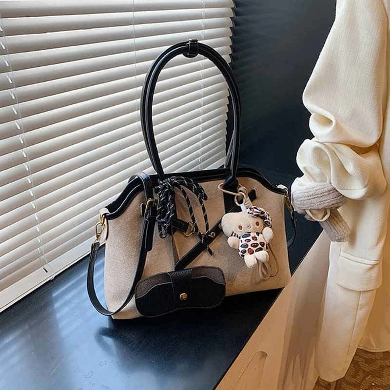 

Korean Work Commute Shoulder Bag Woman Autumn Winter Fashion Portable Large Capacity Tote Bag With Cartoon Pendant Lady Handbags