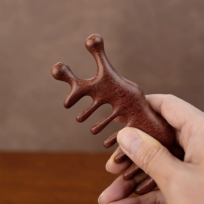 مشط تدليك متعدد الوظائف من خشب الصندل الذهبي مع أسنان واسعة وكشط الأنف ومشط معالجة نقطة الوخز