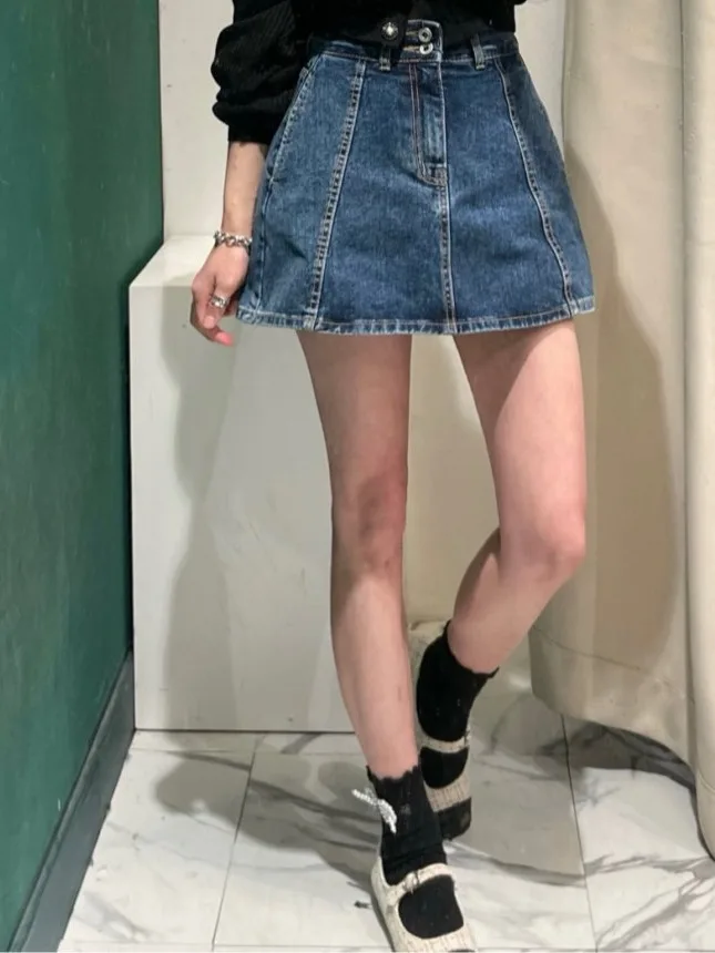 

Юбка-трапеция с высокой талией. Женская джинсовая юбка с завышенной талией в стиле ретро. Нелегкая хлопковая юбка с двумя пуговицами. Необычная универсальная юбка.