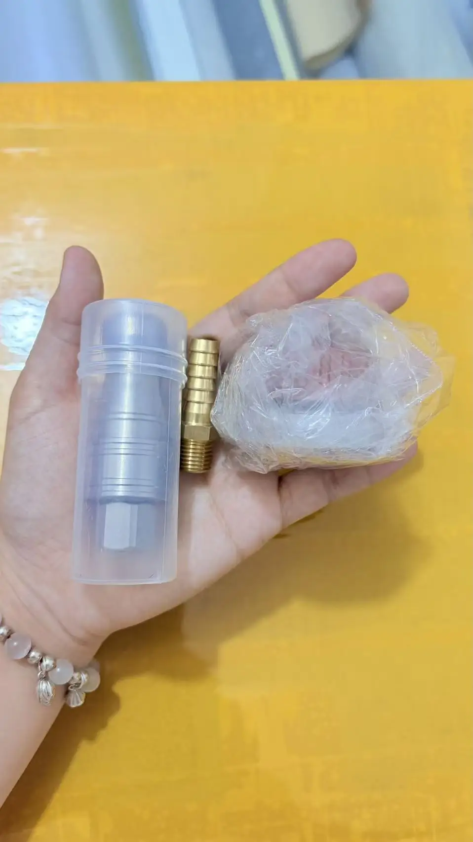 Self sealing metal vacuum valve nozzle, reusable vacuum bag connector, red base, carbon fiber resin injection， vacuum process.
