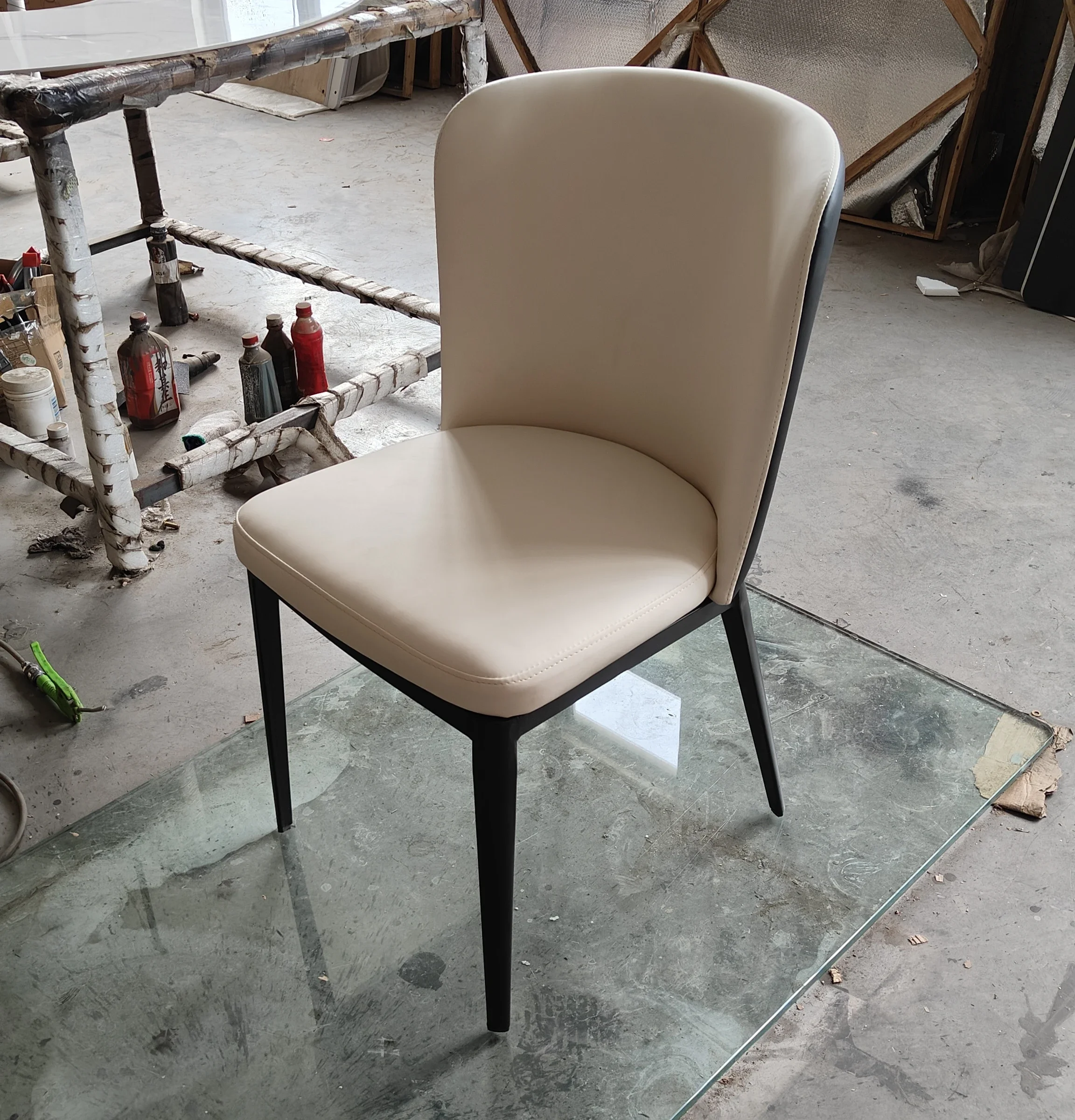 

-Guangdong Factory Modern Design Dining Chair PU Leather Nordic Luxury Dining Chair Restaurant Dining Table Set Concrete