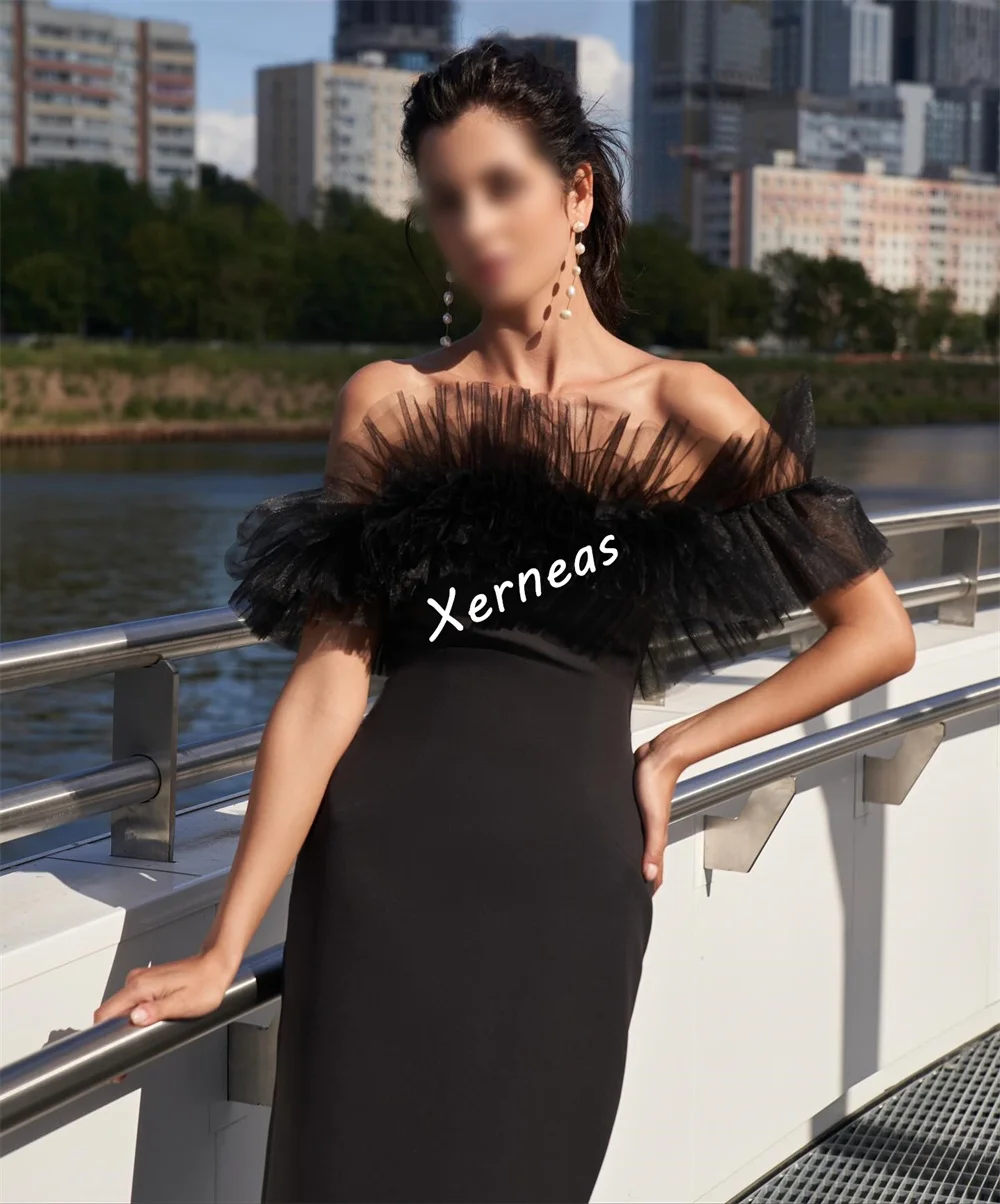 Maßgeschneiderte Jersey-Falten-schwarze, schulterfreie, gerade Midi-Kleider, maßgeschneiderter Anlass, hochwertige, elegante Party-Hochzeit