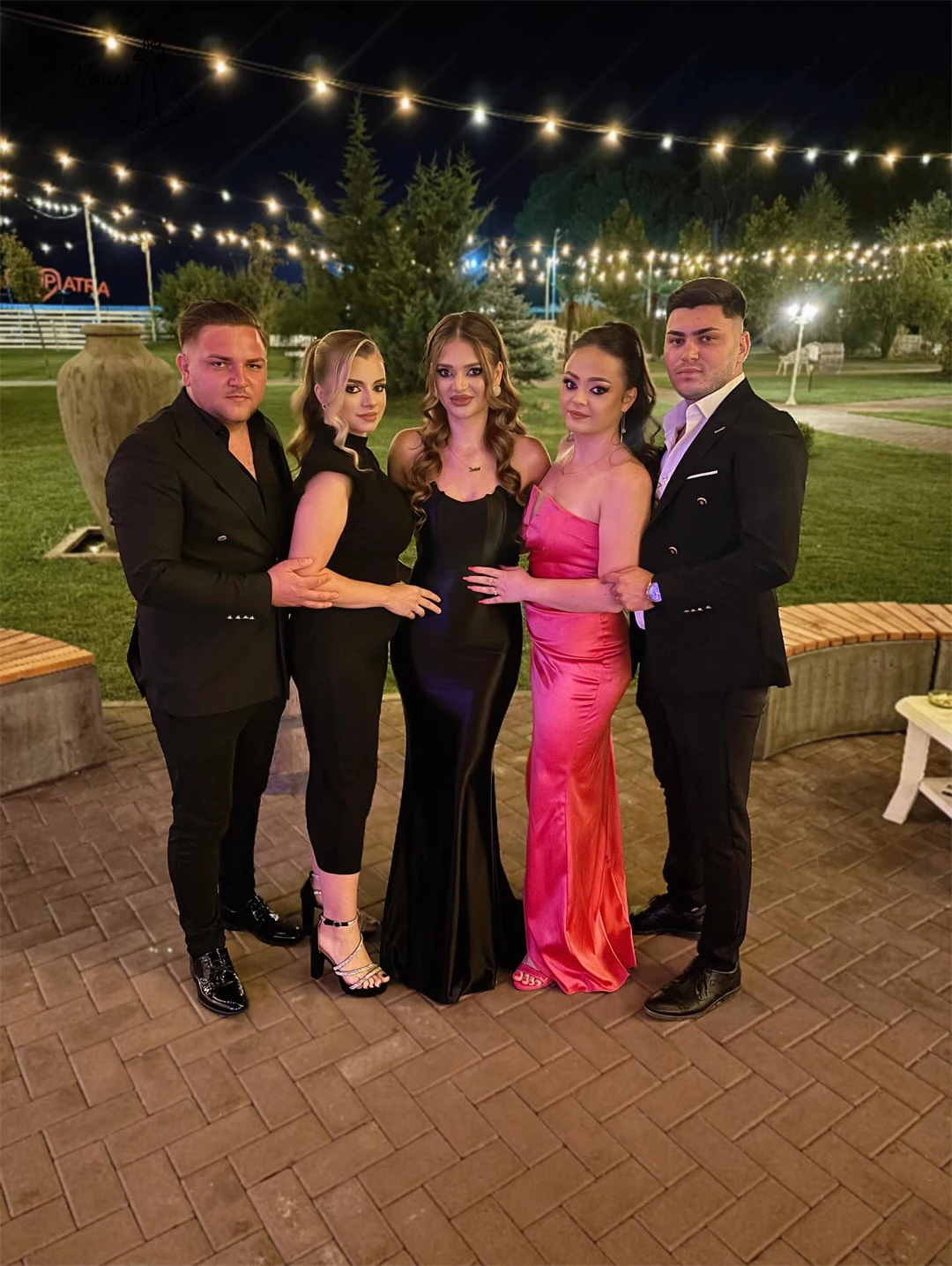 فساتين الحفلات المسائية الأنيقة من قماش الساتان للنساء فساتين لحضور الحفلات الموسيقية 2025 فاخرة مصنوعة حسب الطلب تنورة ذيل السمكة السوداء رداء سهرة