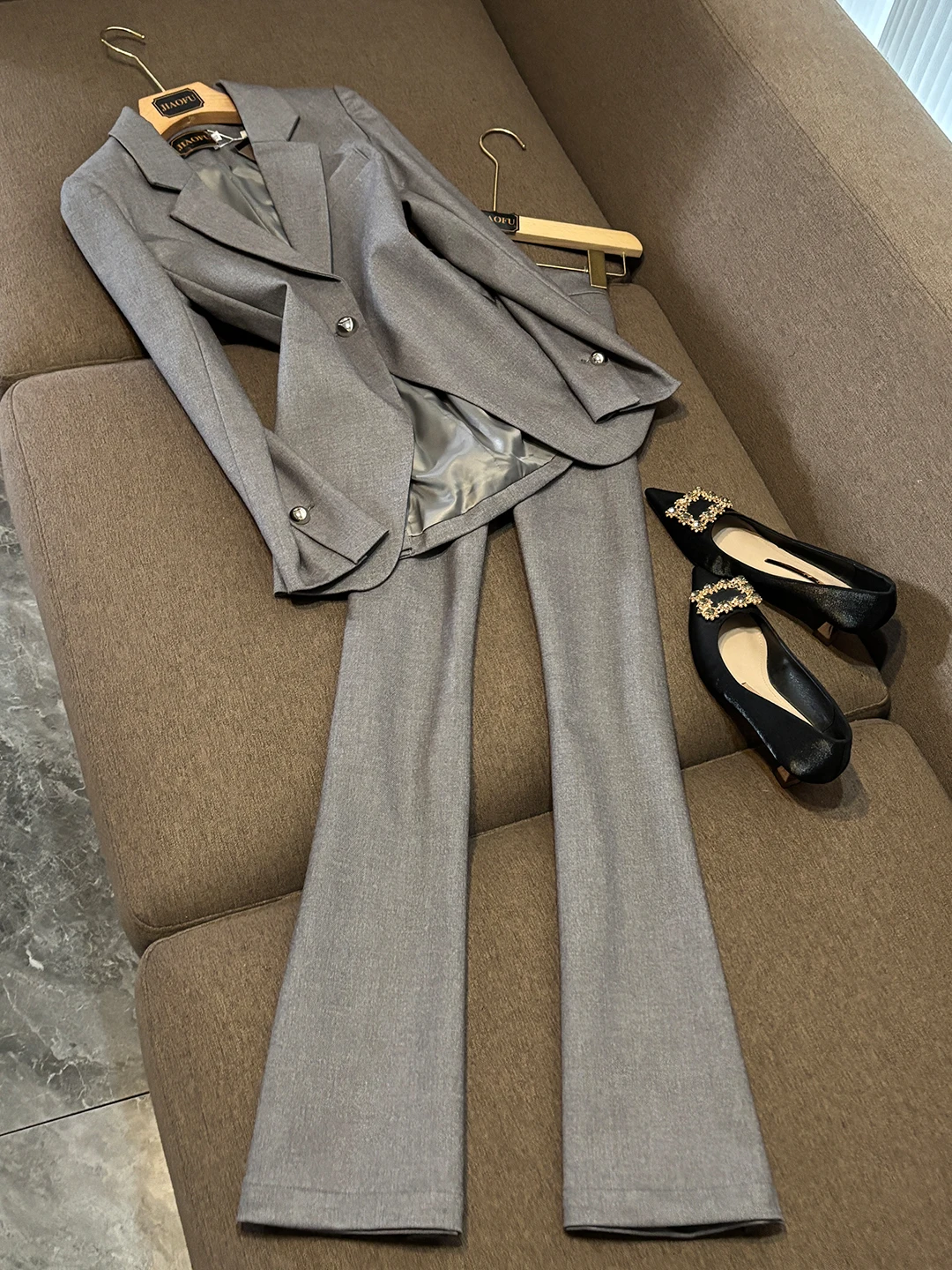 

Elegant Grey Long Sleeve Double-Breasted Women's Suit Set Spring 2026 Lightweight Luxury Fashionable Business Professional Wear