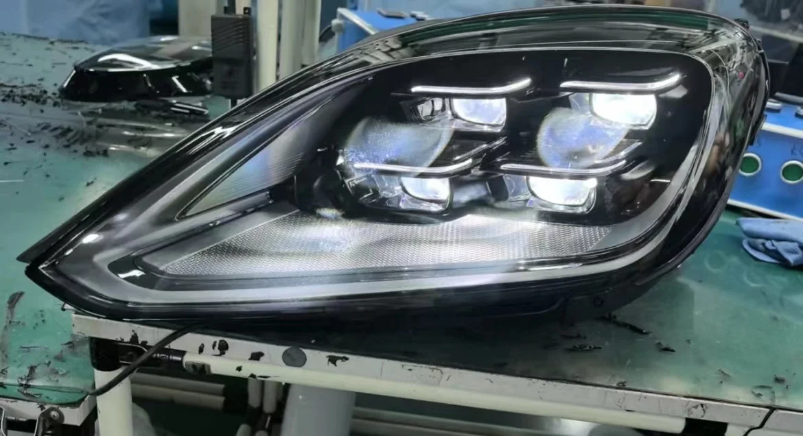 อัพเกรดเป็นการกําหนดค่าสูง Matrix LED ไฟหน้าไฟหน้าไฟหน้า Plug and Play สําหรับ Porsche Cayenne ไฟหน้า 2024