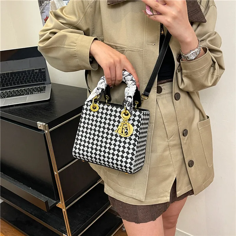 

Stylish Women Canvas Crossbody Bag Durable Material with Multiple Pockets Lightweight Ideal for Outdoor Activities Daily