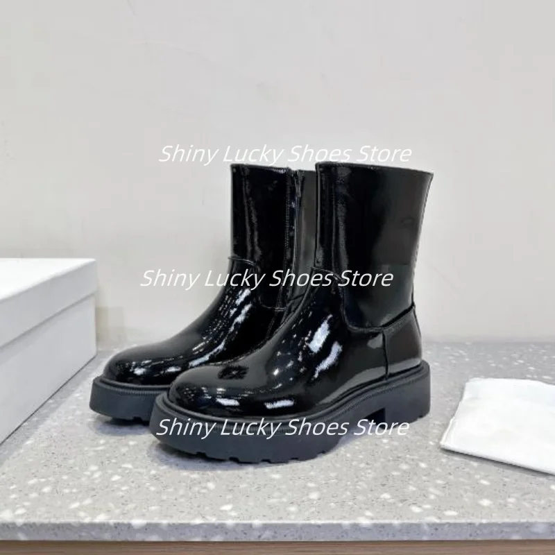 

Женская обувь с швейными линиями и круглым носком, женские полусапожки из лакированной кожи на массивном высоком каблуке с боковыми молниями, однотонные женские короткие сапоги Chassure