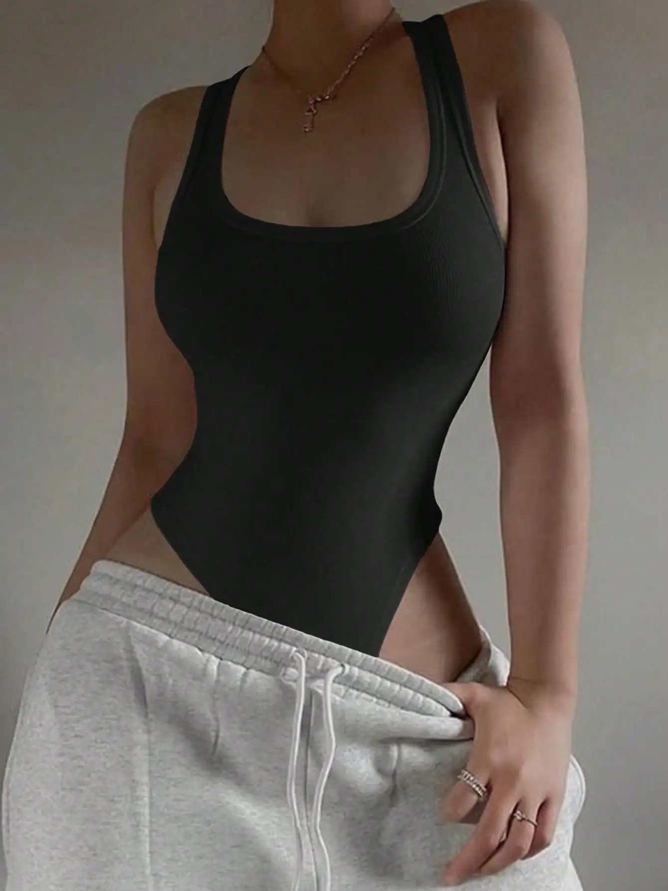 

Женский черный однотонный боди без рукавов в рубчик для повседневной летней носки