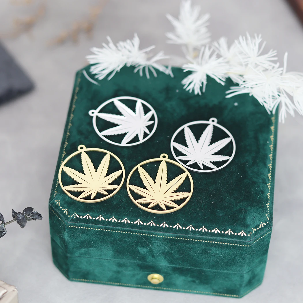 3PCS/LotHemp Leaf Necklace Weed Jewelry Marijuana Leaf Pendant Cannabis Necklace Round Pot Leaf Pendant Boho Hippie Necklace