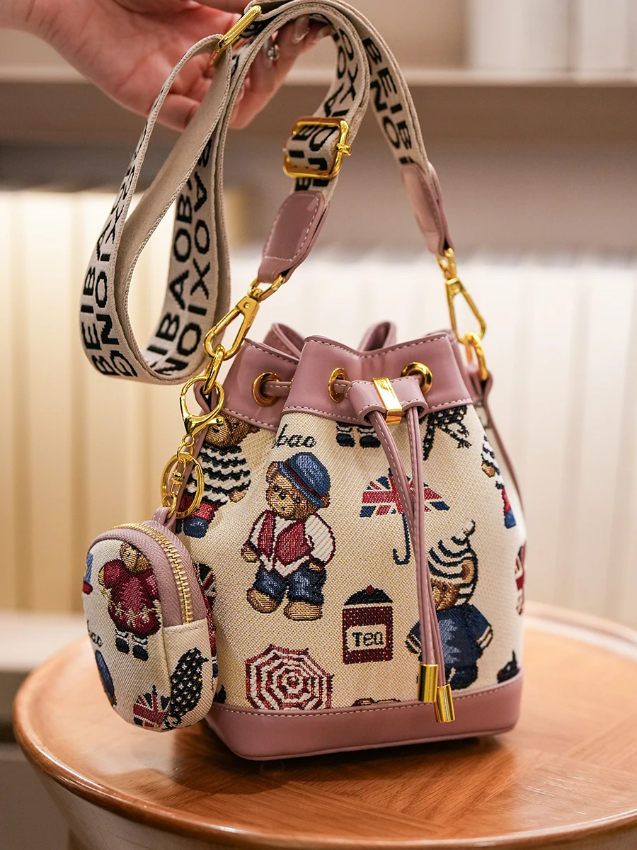 

New 2025 North Bag Small Bear Embroidery Canvas Buet Bag Women's Color Blo Dstring oulder Crossbody Bag Casual Sle