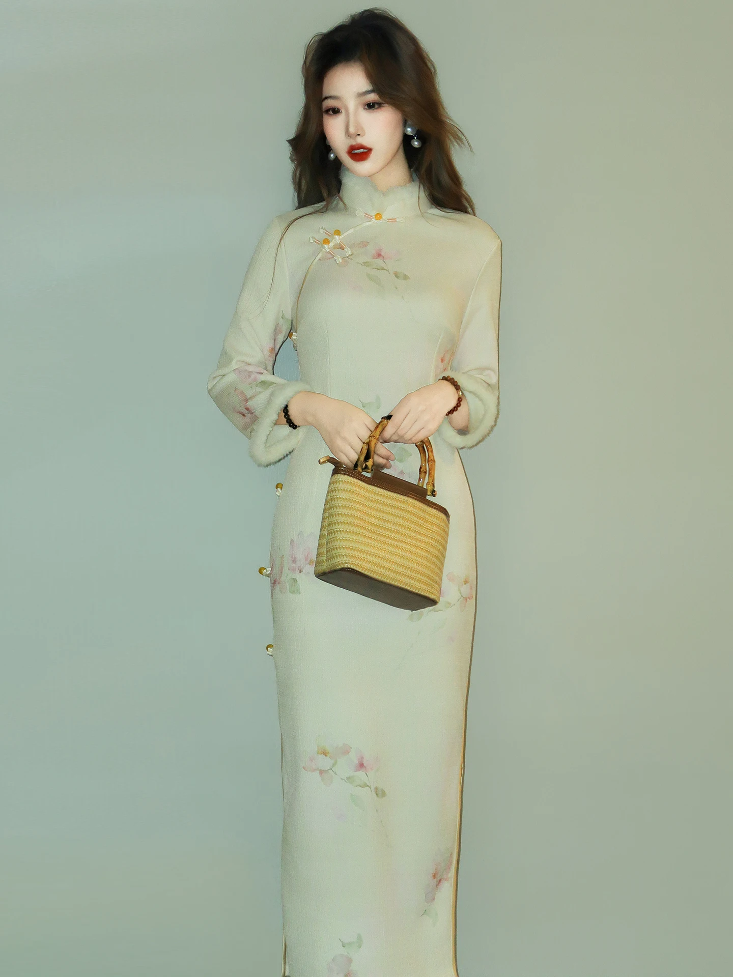 

Винтажное зимнее платье-ципао Ele в бежевом цвете для женщин, элитное длинное платье-ципао с высоким разрезом, для повседневной носки, из полиэстера