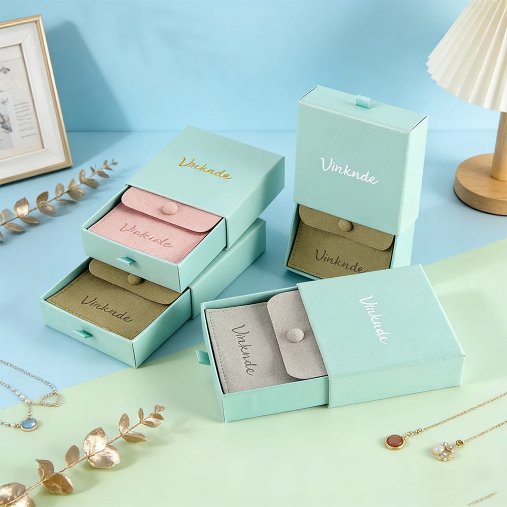 

50 шт./лот, подарочные коробки-слайдеры класса люкс с индивидуальным логотипом, персонализированные, 8x8 см, с микрофибровым мешочком на застежке для свадебных подарков, серег, колец