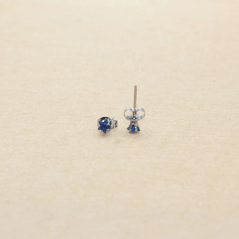 Die Royal BLue Stars Farb-Ohrstecker aus Edelstahl, 4 mm, neue Schmuckstücke mit Anti-Allergie-Eigenschaften – Detail 2