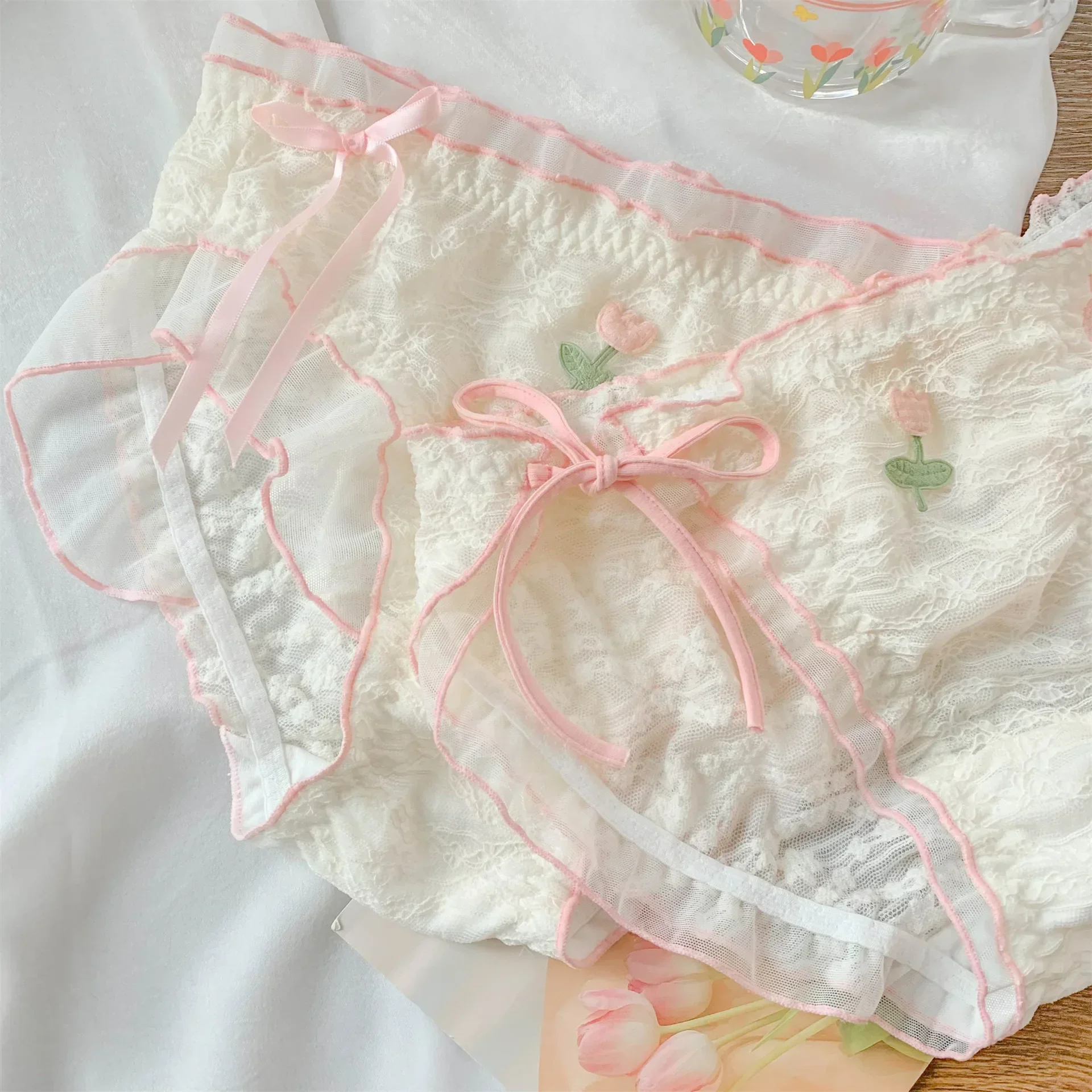 Celana dalam wanita renda jala manis Jepang 2024 baru seksi pinggang sedang nyaman dan bersirkulasi mode segitiga celana pendek wanita