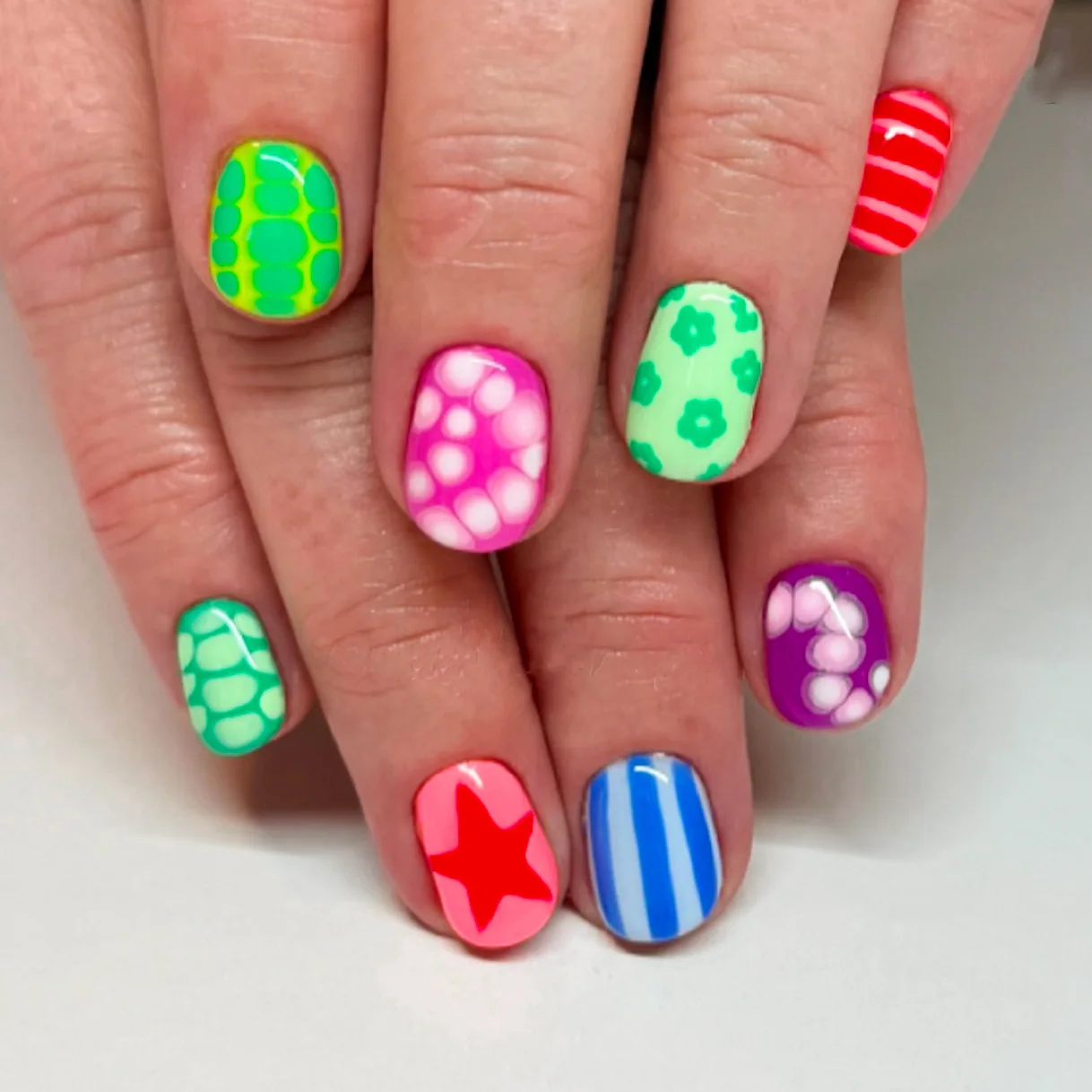 24 ชิ้นสั้นรอบหัวเล็บชุดกดเปลวไฟสีแดงออกแบบเล็บปลอม Simple Reusable สําเร็จรูปเต็มเล็บปลอมเคล็ดลับ