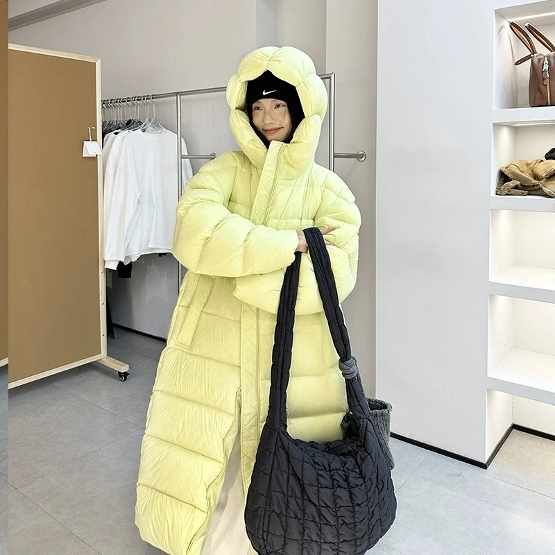 سترة بقلنسوة من ريش البط الأبيض 95% للنساء لشتاء 2025 معطف جديد منفوخ للأسفل معطف نسائي طويل الطول فوق الركبة معطف سترة