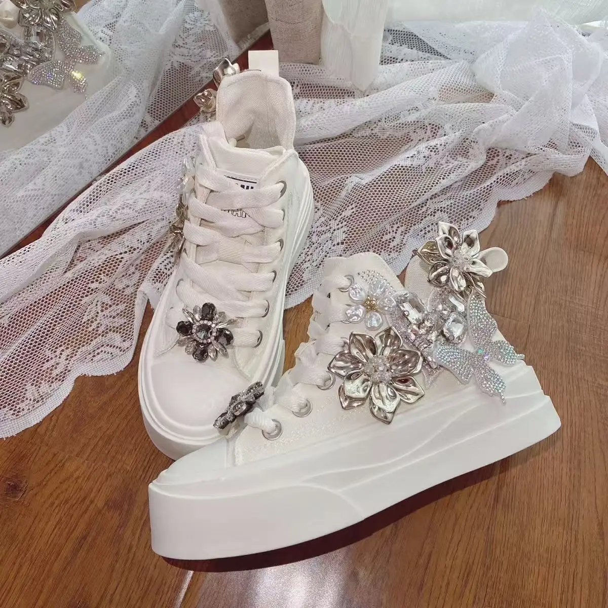 

Высокие парусиновые туфли с объемным цветком и жемчугом на толстой подошве, повседневная женская обувь для свадебной вечеринки, размеры 35-39