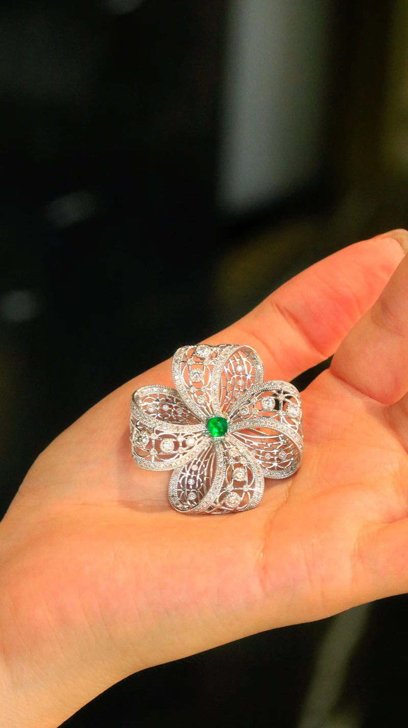 LUOWEND 100% 18K White Gold Pendant Elegant Flower Shape Luxury Diamond Natural Emerald Brooch for Women High Party Jewelry