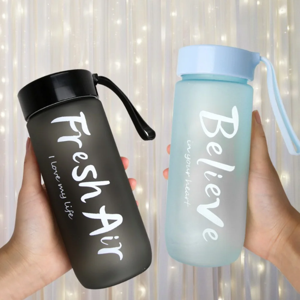 Botella de agua para exteriores de 600ml, vaso de plástico esmerilado deportivo de gran capacidad, botella de plástico con cuerda portátil, taza de regalo personalizable