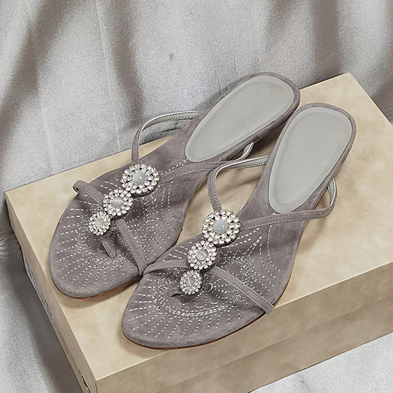 

Брендовые тапочки со стразами и драгоценными камнями, женские летние новые элегантные женские шлепанцы, нескользящие удобные повседневные пляжные сандалии в стиле ретро, женские шлепанцы