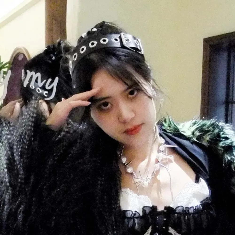 المعادن الجوف خارج البخار الشعر هوب روك مستوحاة Y2K برشام عقال خوذة واسعة الجانب الجلود مشبك هيرباند الرجال