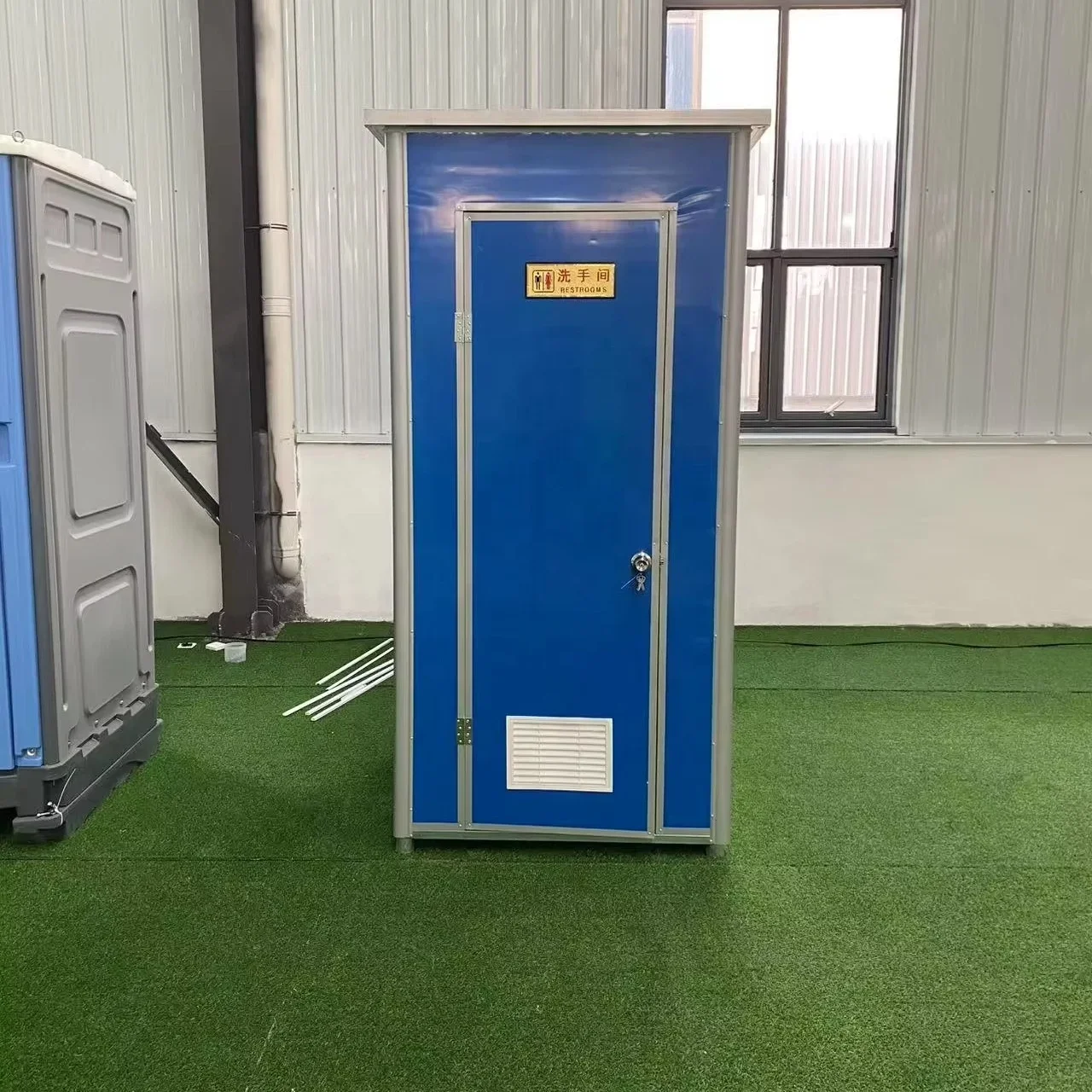 2026 Modern Prefabricated Portable Steel Mobile Toilet Outdoor Public Mobile Shower Room for Schools Parks Bathrooms Sandwich Pa