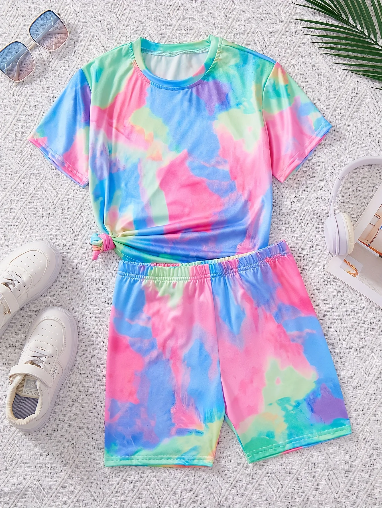 Girls' Casual Outfit Set: Regular Short-Sleeve Top + Tight-Fitting Shorts Two-Piece Set, Colorful Tie-Dye Fashion with White Stripes, Suitable for Children Aged 4-11, Versatile Summer Wear for Home and Outings