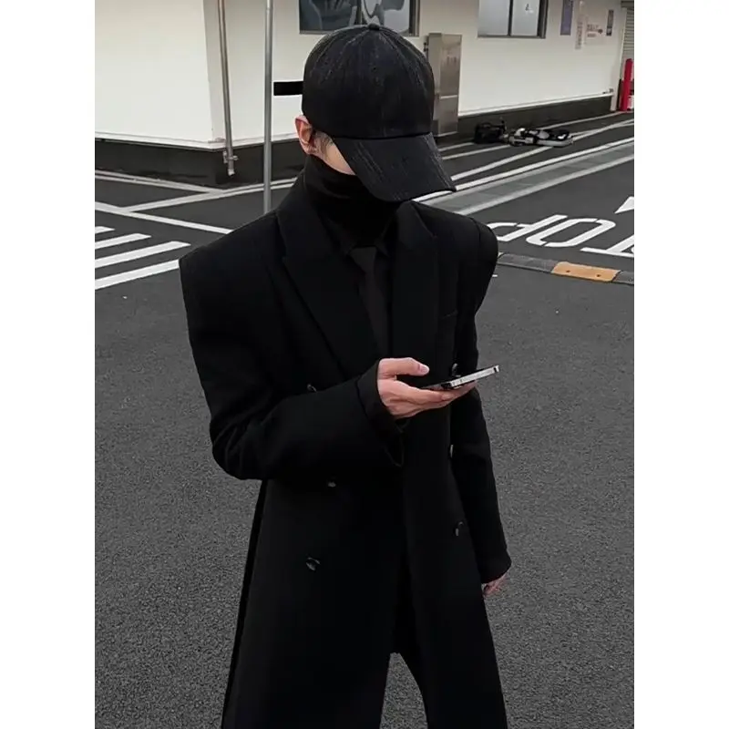 

Мужское зимнее пальто из смесовой шерсти: грязеотталкивающее, устойчивое к пятнам и разводам, с декоративными элементами