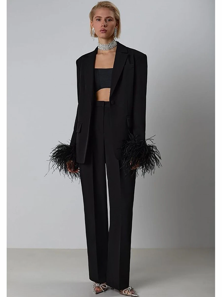 Glamouröses Damen-Blazer-Anzug-Set mit Federärmeln, bauchfreies Oberteil, Hose mit weitem Bein für stilvolle, temperamentvolle Partys, formelle Anlässe