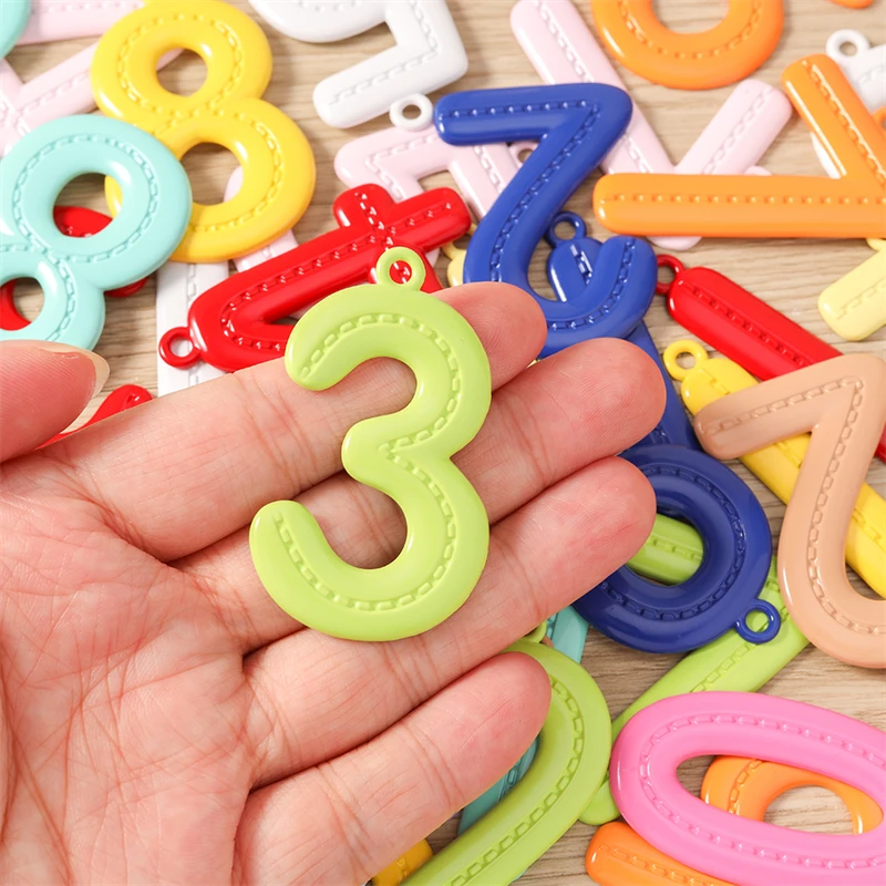5 Stück niedliche, bunte Metallanhänger mit den Zahlen 0-9 zum Basteln von Schmuck, Halsketten, Ohrringen, Schlüsselanhängern und für DIY-Bastelarbeiten. – Detail 3