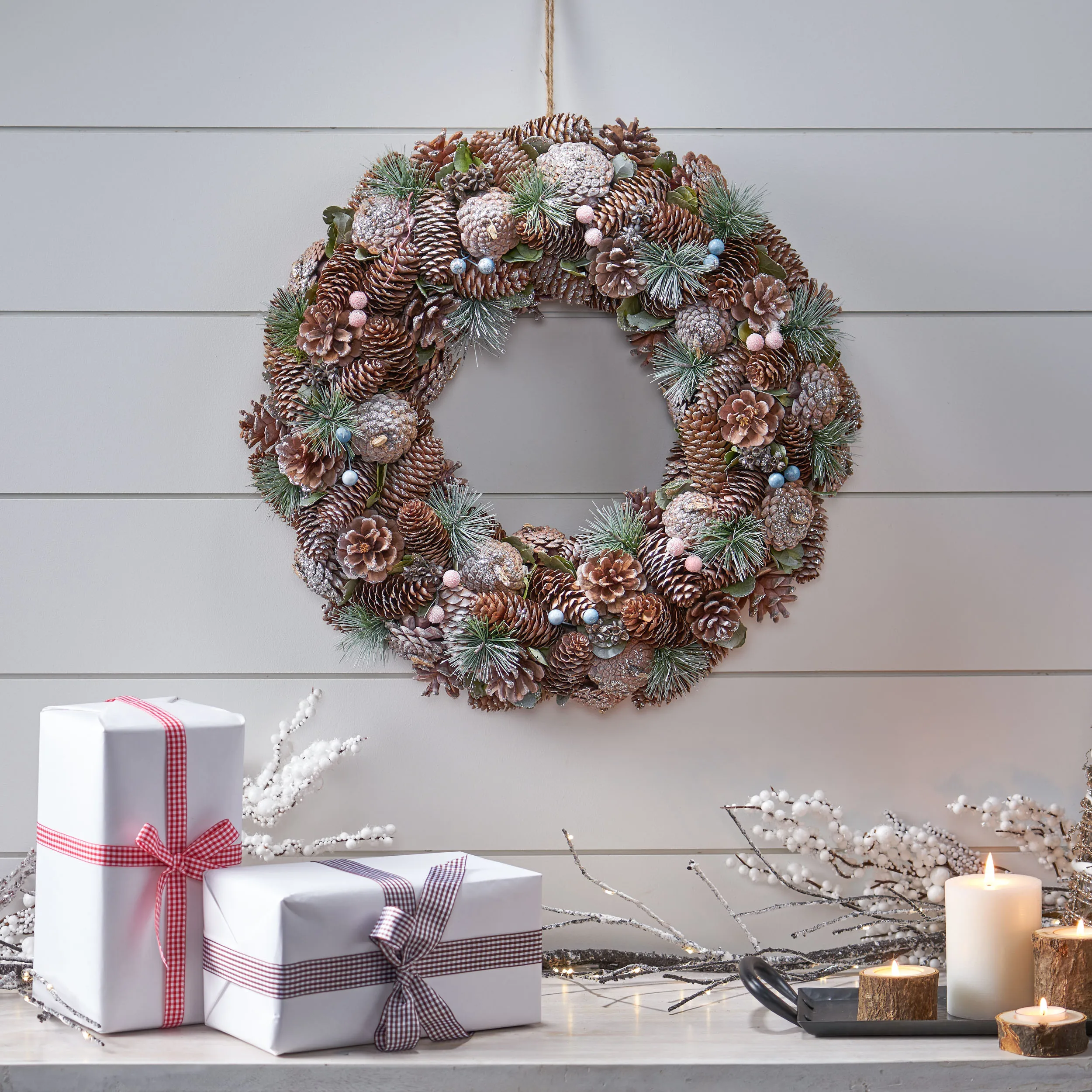 

Pine cone wreath for home and Christmas decoration, 18.5cm in diameter