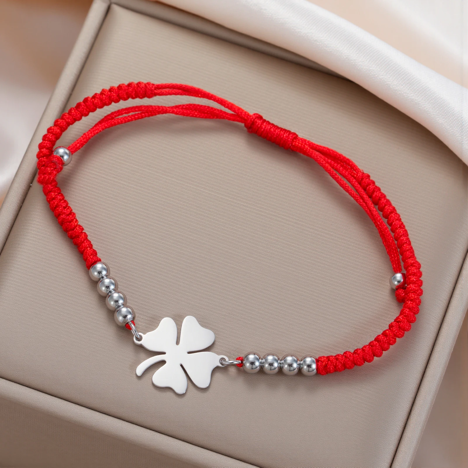 Skyrim Edelstahl Vierblättriges Kleeblatt Charm-Armband für Frauen, Schwarzes Rotes Seil Handarmband, Glücksbringer Modeschmuck Geschenk – Detail 6